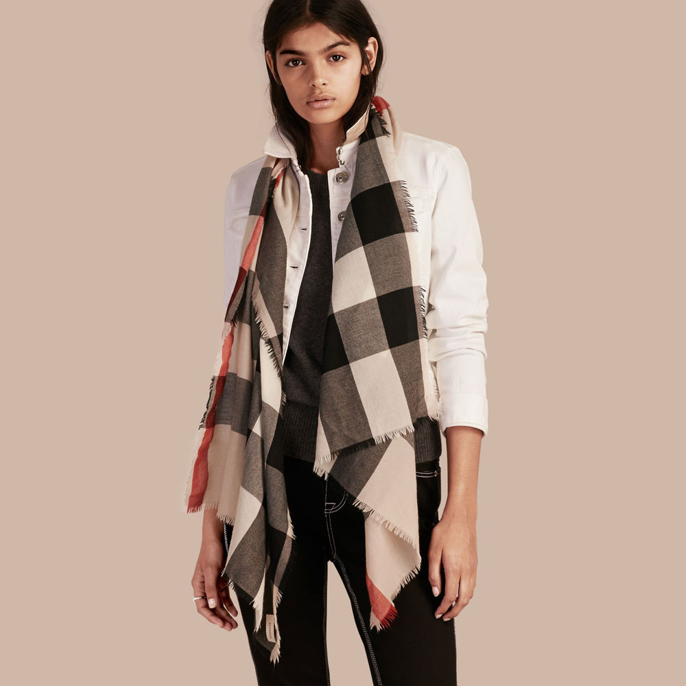 Burberry Lightweight Cashmere Scarf in Check in Stone 39929871 - Photo-3