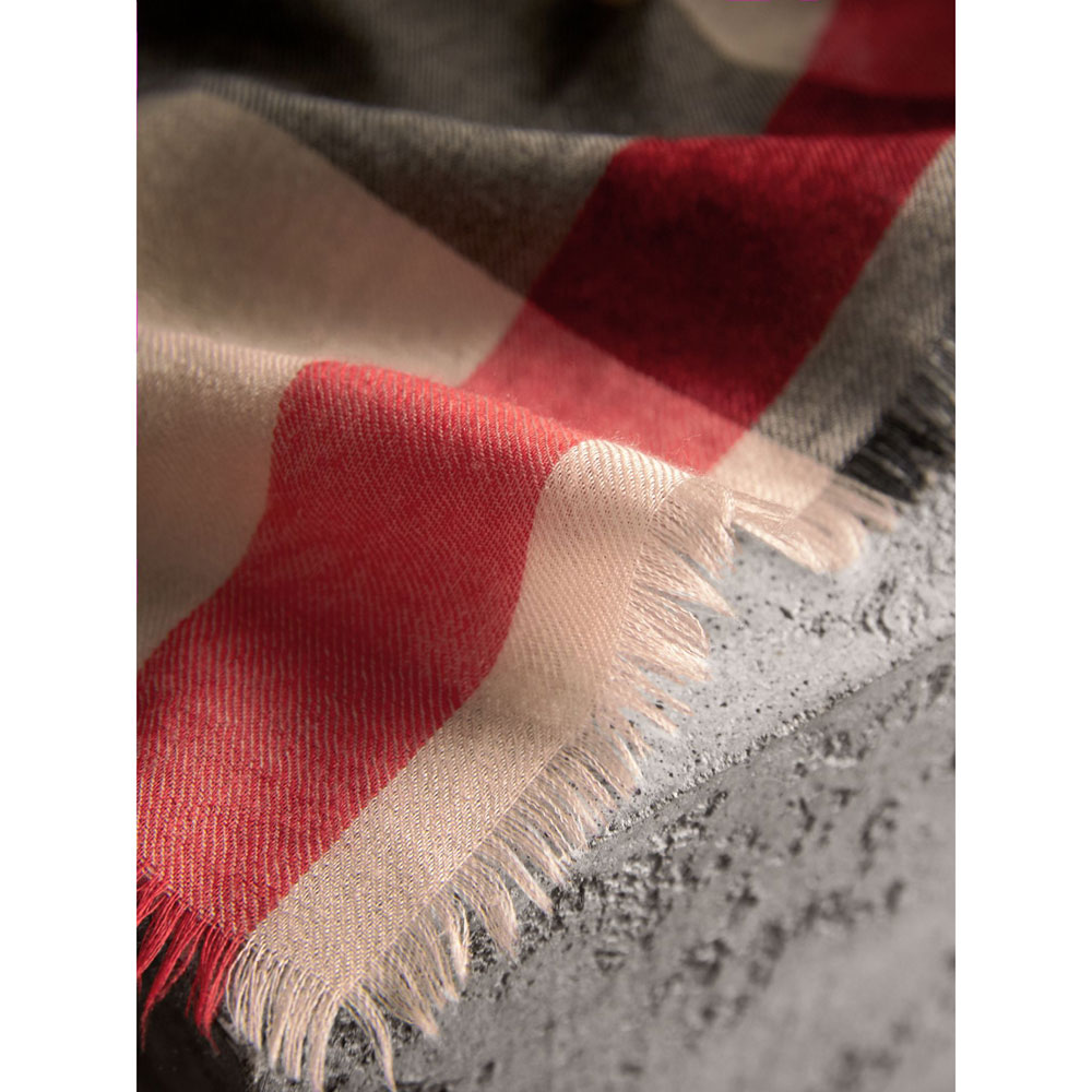 Burberry Lightweight Cashmere Scarf in Check in Stone 39929871 - Photo-4