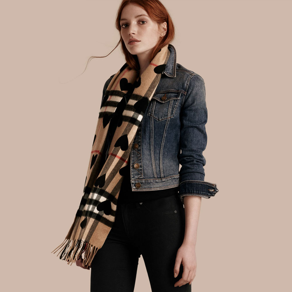 Burberry Classic Cashmere Scarf in Check and Hearts in Black 39937481 - Photo-3