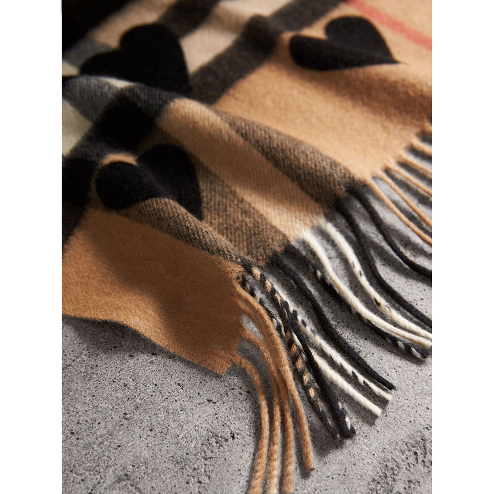Burberry Classic Cashmere Scarf in Check and Hearts in Black 39937481 - Photo-4