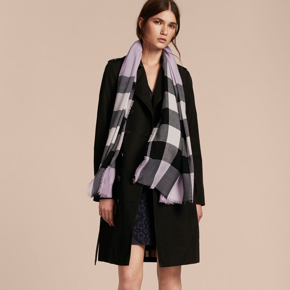 Burberry Lightweight Cashmere Scarf in Check in Dusty Lilac 39997071 - Photo-3