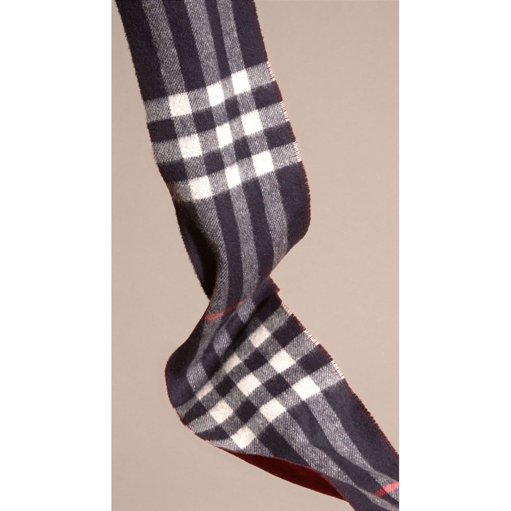 Burberry Slim Reversible Cashmere Scarf in Check Navy claret 40238951 - Photo-2