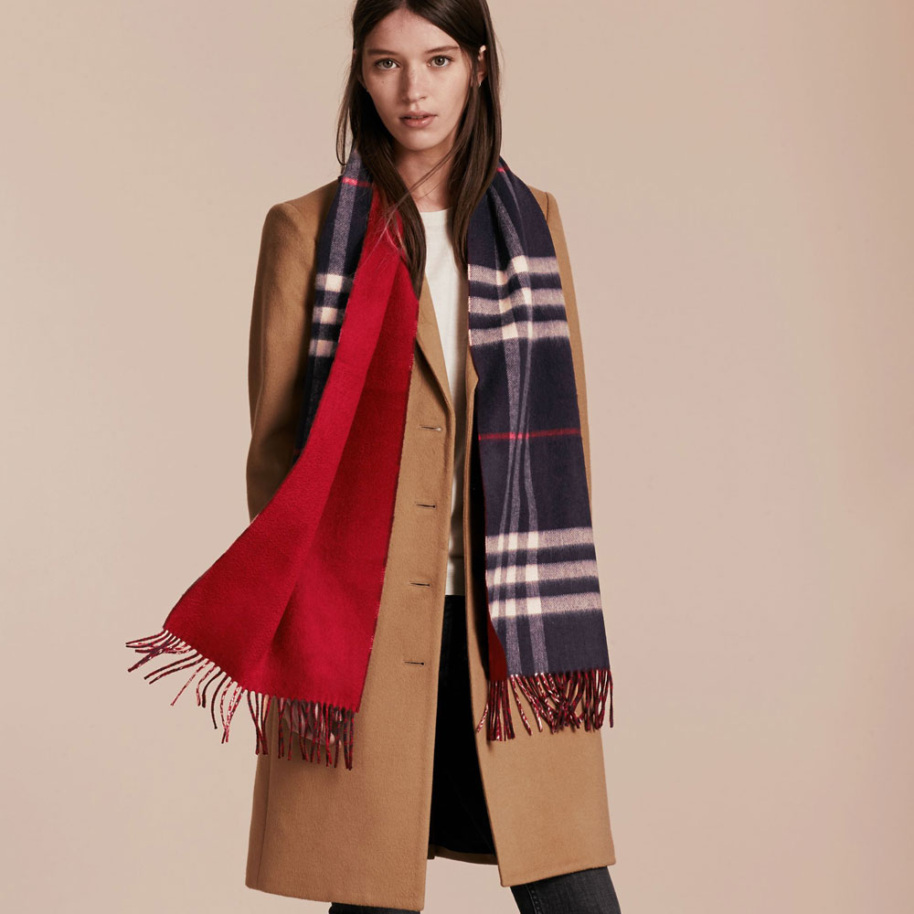 Burberry Reversible Check Cashmere and Block-colour Scarf in Navy 40311601 - Photo-3