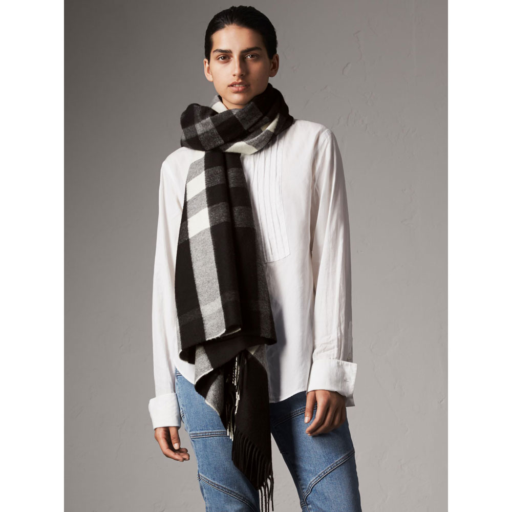 Burberry Check Cashmere and Wool Poncho in Black 40594451 - Photo-4